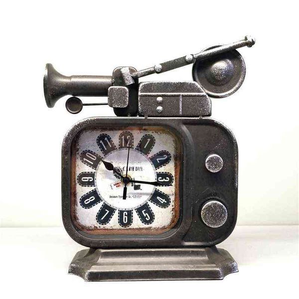 Vintage Metal Film Proyector Modelo Reloj de mesa Decorativo Arte del hierro Bioscopio Reloj Nostalgia Miniatura Ornamento Cafe Handcraft 211112