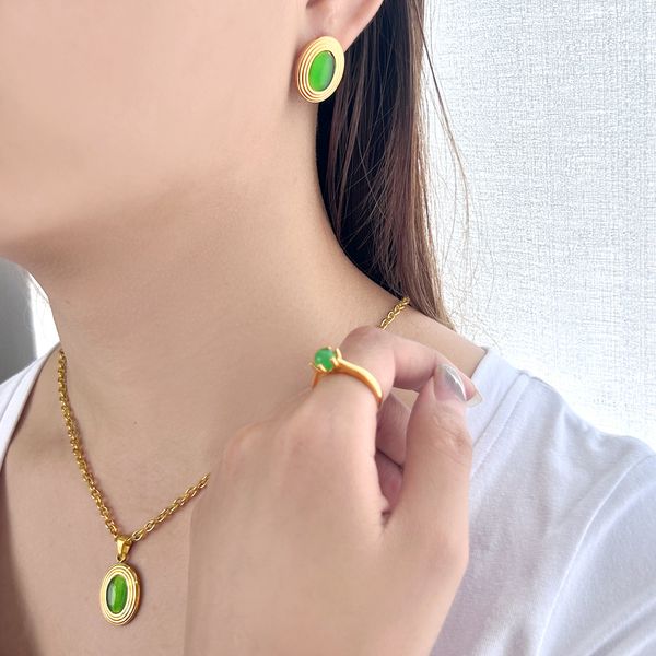 Vintage Natural Emerald Pendant Ring Women's Women's Innewless Steel Indersdless 18K Gold Light Luxur Boucles d'oreilles ovales de luxe