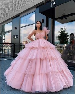 Vintage nuevo Arabia Pink Light Pink Quinceanera Vestidos de un hombro Tulle Ruffles Vagado de pelota Sweet Sweet 16 Party Prom Dress Vestidos no