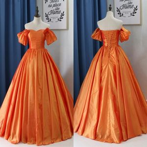 Vintage Orange Cenicienta Vestidos de baile Vestido de fiesta Fuera del hombro Julieta Manga corta Flores hechas a mano Drapeado Ocasión especial Dr227B
