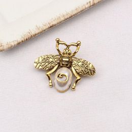 Vintage Pearl Letter Bee Broche Men Women Fashion Decoration Clothing Accessories Pins Gold Color
