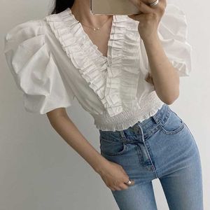 Vintage bladerdeeg mouw vrouwen blouse ruches v-nek koreaanse stijl tops elegante sexy wit zwart slanke korte oogst 210529