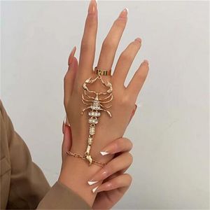 Vintage Punk Scorpion Tassel -ketting Ring Bracelet Sets voor vrouwen Men Gothic Crystal Ring Connected Finger Charm Armbanden Sieraden GC2035