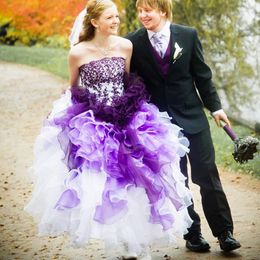 Robes de mariée gothiques vintage violet et blanc sans bretelles en dentelle organza volants corset à lacets à plusieurs niveaux robes de mariée de campagne