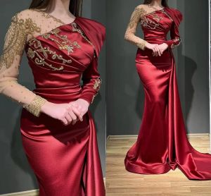 Robes De Soirée Rouges Vintage Avec Des Perles D'or Appliques Sheer À Manches Longues Plis Volants Satin Longe Robes De Soirée De Bal Arabe Vestidos Sur Mesure BC15501