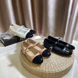 Sandales vintage nouveau designer diapositives pour femmes classique talon plat chaussures Mary Jane escarpins en cuir verni fleur boucle sangle chaussures de danse noir blanc rose chaussures de mode