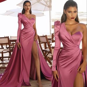Vintage sexy stoffig roze prom -jurken een schouder satijnen zijde split schede Dubai Arabische feestjurk vloer lengte beroemde avondjurken 403