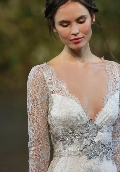 Vestidos de novia de encaje plateado vintage Una línea Escote en V abierto Espalda baja Cinturón con cuentas Mangas largas transparentes Longitud del piso Novia barata 2340