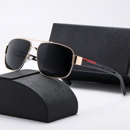 Gafas de sol cuadradas de metal vintage para hombre que conducen polarizadas negro gris rectángulo marco al aire libre gradiente pistola gris línea roja brazo decorativo diseñador hombres gafas