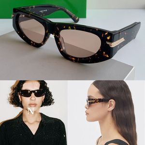 Vintage Square Rivet Lunettes de soleil Marque en métal doré Occhiali épais pour les femmes 1144 Nouvelle marque de luxe designer Voyage fête Lunettes de soleil Femme 2022 gemme verte Nuances hommes