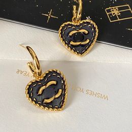 Vintage stud oorbellen Luxe ontwerper oorbel c-letters sieraden vrouwen 18k goud vergulde messing klassiek hart oorschelp bruiloft cadeau achterafzegelstempel