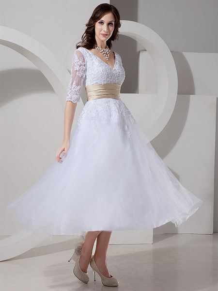 Vestidos de novia modestos cortos de longitud de té vintage con medias mangas Apliques con cuello en V Vestidos de novia de tul con cinturón de color champán