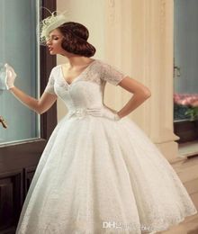 Vintage thee lengte trouwjurken 2015 v nek illusie korte mouwen kogel jurk bruidsjurk zachte frankrijk kanten bruiloft jurken met b2987125