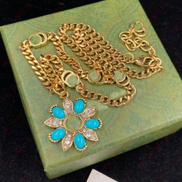 Collier alphabet floral Turquoise vintage, diamant flash et contraste de couleur parfait turquoise, créateur de bijoux, bals, banquets, cadeaux