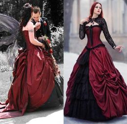 Robes de mariée de robe de bal victorienne vintage noir et rouge foncé froncé robes de mariée gothiques à plusieurs niveaux avec dentelle à manches longues châle Cors2662864