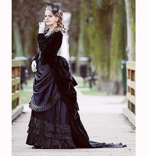 Vestidos de fiesta negros victorianos vintage con chaqueta de terciopelo de manga larga Niveles Falda plisada Mujeres Bullicio Vestidos Fiesta formal Ropa de noche por encargo 2023