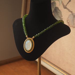 Collier de perles médiévales vintage vintage avec collier pendentif à motif en relief sirène