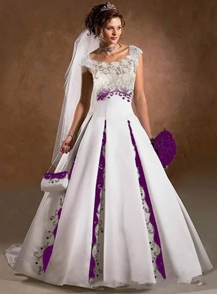 Vintage Blanc Et Violet Une Ligne Robe De Mariée Brodé Gothique Robes De Mariée En Dentelle Top Cap Manches Encolure Dégagée Mariée Robe De Novia 2023