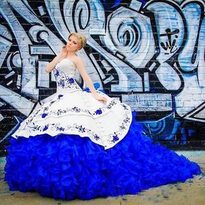 Vintage wit en koninklijk blauw borduurwerk quinceanera jurken prom baljurk met ruches strapless lace-up zoete 16 jurk partij vestidos de