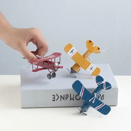 Vintage smeedijzeren mini -vliegtuigmodel Ornament Creative Car Interior Retro Tin Airplane Home Desktop Decoration Plane Craft 240509