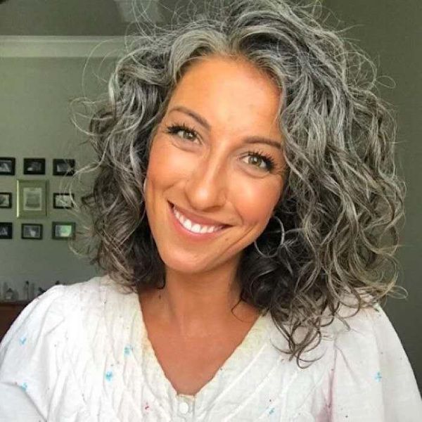 Perruque de cheveux humains courts ondulés gris sel et poivre gris argenté met en évidence les cheveux remy brésiliens mélangés sans dentelle fabriqués à la machine pour les femmes noires douces légères vagues