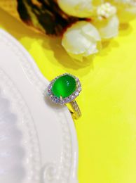 Visiant des bijoux Bague de calcédoine vert brésilien avec un œuf de pigeon d'agate radieux fort compare le jade de glace S925 Silver