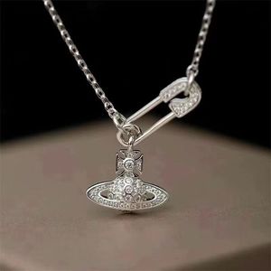 VIVIAN ontwerper ketting klaver ketting moissanite ketting Saturnus parel tegenhanger persoonlijkheid geavanceerde kraag ketting kleine geur kettingen voor mannen