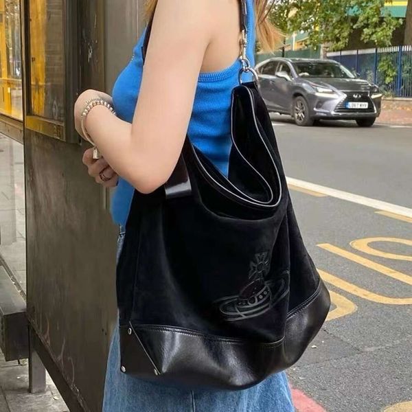 Vivians Emperatriz Dowager Saturn Suede Tote Bag Outumn and Winter New Hobo Bag Wandering Large Capacidad de un hombro Bolsa negra