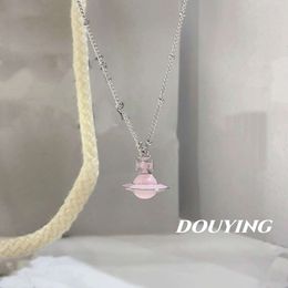 Viviennelies Mode Classique Doux rose goutte glaçure tridimensionnelle Saturne pendentif collier créateur bijoutier Westwood Pour Femme Cadeaux de vacances de haute qualité