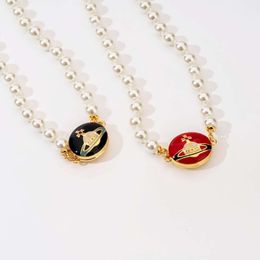 Viviennelies Impératrice douairière française Saturn pendentif collier de perles lumière de luxe tempérament rouge et noir bicolore créateur bijoutier Westwood pour femme cadeaux