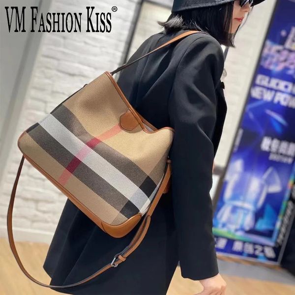 VM Fashion Kiss 2024 Canvas Pu Womens Sacs Luxury Plaid Leather Sacs de haute qualité Toile des femmes Sacs à bandoulière 240402