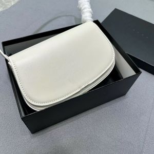 Voilaier In Box Diseñador Bolsos de un solo hombro Bolso de solapa de media luna de cuero de vaca liso Hardware en tono bronce Bolsos con cierre de hebilla de letra Bolso baguette de moda para mujer