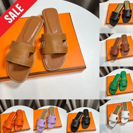 Sandales de créateurs oranges, 2024 Pantres d'été de la mode, talons plats bas Sandale en cuir, glisses de glisse de robe pour femmes, chaussures de sandale de plage de luxe, taille 35-42 Femme Claquette