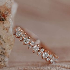 Vvs - d 14k Rose Gold Round Cut Moissanite Diamond Pave One en Two Stone Alternatieve Diamond Line Verlovingsring voor iemand