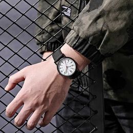 W6XR Montre à bracelet Lumineux Nylon Band Military Watch Watches Army Tire Watch Quartz Men de sports Relajes para Hombre Relogio Masculino D240422