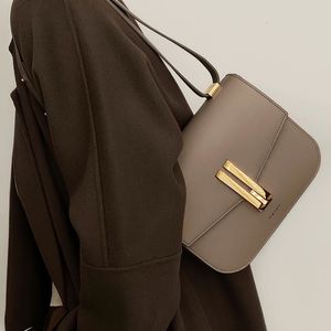 Sac de taille Royaume-Uni London Cuir Vintage Plain Causal Ladies Cross Body Bag Luxury Designers Solid Messenger 230711
