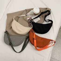 Taillezakken Solide kleurenkist voor vrouwen grote capaciteit Travel crossbody vrouwelijke half maan riem dames dagelijkse straat heuptasen 230328