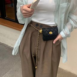 Sacs de taille Femmes Chaîne de ceinture en métal avec mini sac de luxe Marque de marque Sangle de taille Lady Girl Robe Jeans Pantalon Accessoires décoratifs 231109