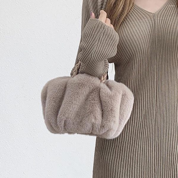 Bolsas de cintura Moda para mujer Hombro de felpa Bolsos de tejido de lujo para mujer Bolso cruzado de calabaza para damas Shopper Paquetes de alta calidad