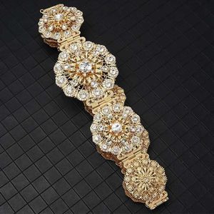 Chaîne de taille Beltes de luxe Chaîne de taille en métal pour femmes avec conception de fleur creuse eau diamant incrusté de bijoux de bijoux Q240511