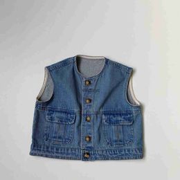 Waistcoat 2024 Spring Nieuwe Ldren mouwloze denim Vest Jacket Fashion Girls Big Pocket Coat Kids Boys Cardigan 1-6 jaar Babykleding H240508
