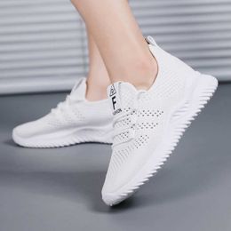Chaussures de marche Chaussures décontractées Femmes Flying Weaving Little White Shoes Printemps et automne Casual Children's Korean Polyvalent Sports Single