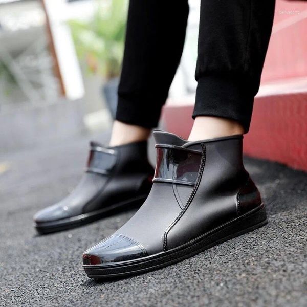 Chaussures de marche bottes de pluie en caoutchouc pour hommes et femmes, bottes de pluie imperméables en PVC antidérapantes noires unisexes à talons plats légers à la cheville