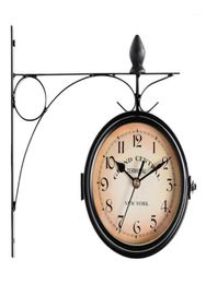 Horloge murale Vintage Mount Mount Mount Decoration extérieure Double face rétro Hangage de style European Round19011767