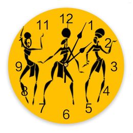 Relojes de pared Mujer amarilla africana bailando PVC Reloj digital Diseño moderno Decoración para sala de estar Reloj grande Colgante silencioso