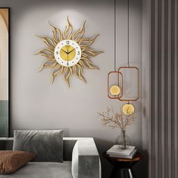 Horloges murales Américain De Luxe Horloge Salon Mode Maison Montre Soleil D'or Forme Décoration Restaurant Simple Porche Montres 230721