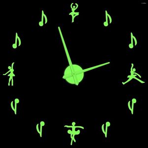 Wandklokken Balletdanser Muzieknoten Lichtgevende klok voor dans Studio Decor Ballerina Frameloos DIY Stickers Gigantisch horloge Glow In Dark