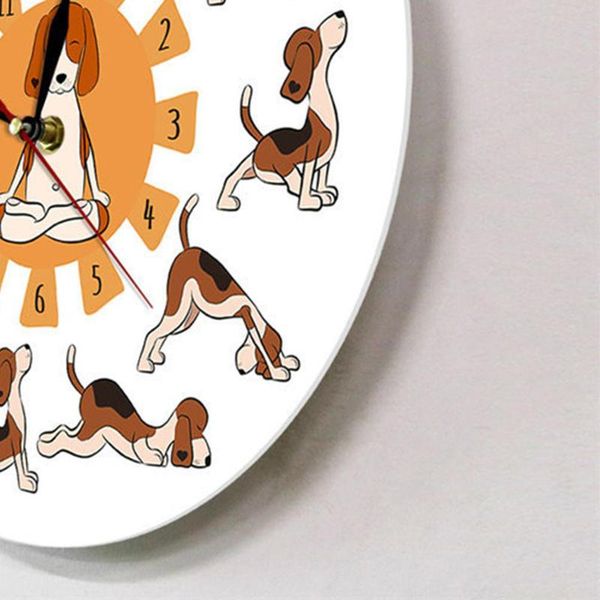 Horloges murales Chien de dessin animé faisant la position de yoga 30 cm pour salle de réunion de bureau Silencieux Facile à lire Décoration Batterie PoweredWallWall