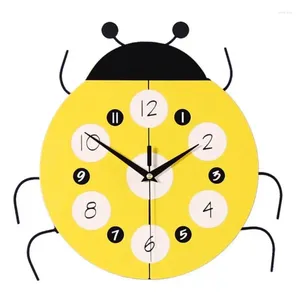 Horloges murales Horloge pour enfants 2024 Style de dessin animé Facile à installer Chiffres arabes Décoration muette absolue Woody