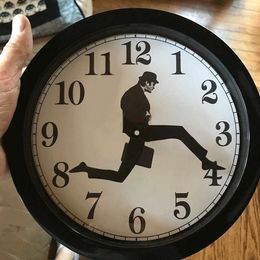 Horloges murales inspirées de la comédie Ministry of Silly Walk Clock Comedian Nouveauté Montre Funny Walking Silent Mute Clocktable Melting